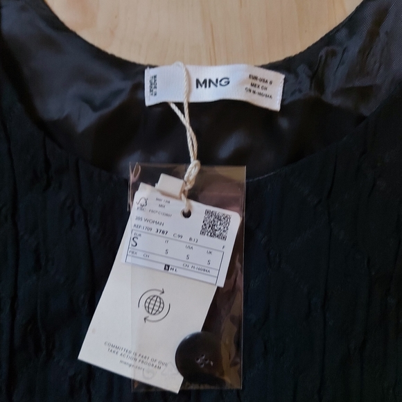 Mango Black Crop With Buttons - Picture 4 of 6